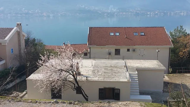 Zum Verkauf steht ein Haus mit großem Grundstück in Dobrota, — photo 31